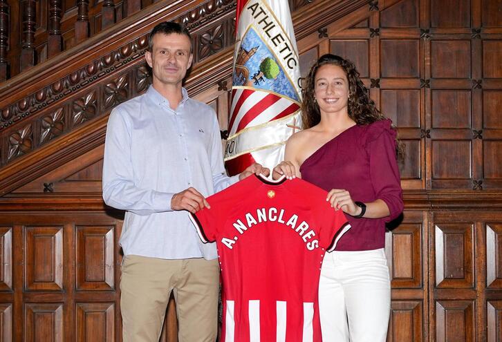 Adriana Nanclares junto al presidente del Athletic Jon Uriarte.