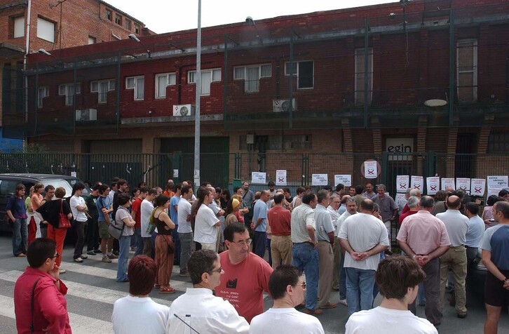 Protesta de trabajadores de «Egin» ante la redacción de Hernani en el quinto aniversario del cierre.