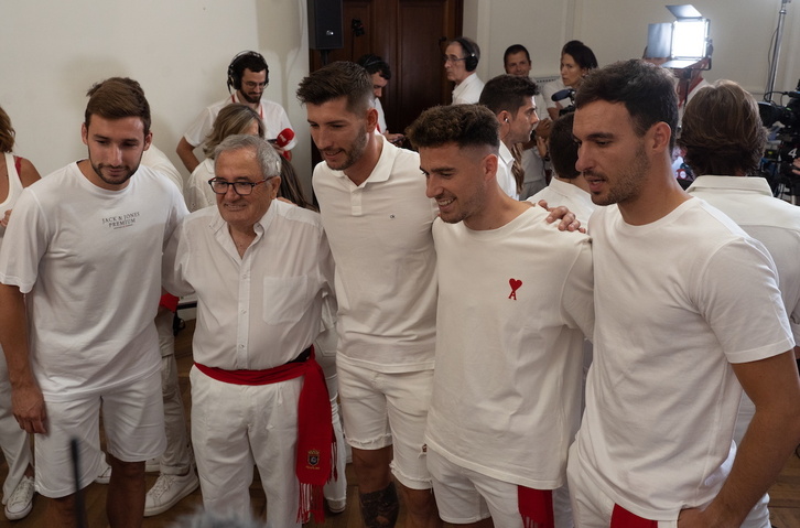 El presidente rojillo, junto a varios jugadores, poco antes del lanzamiento del chupinazo sanferminero.