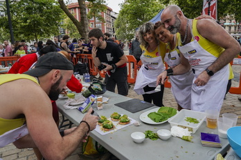 Comparseros últiman sus pintxos a concurso en el Konpartsakide Eguna.