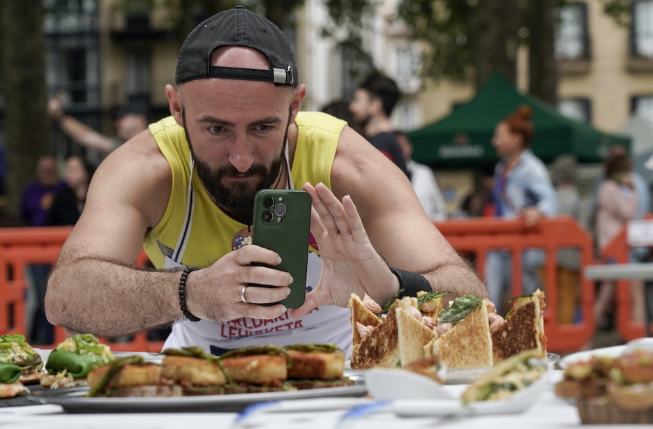 Momento para sacar una foto al pintxo a concurso.