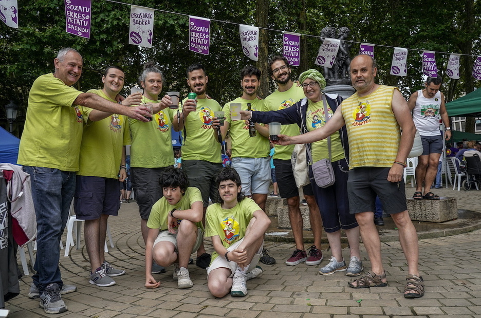 Integrantes de Abante brindando en esta jornada festiva en El Arenal.