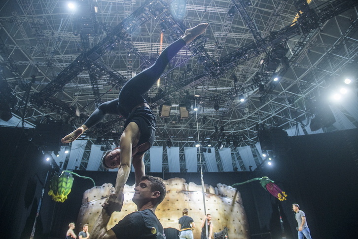 Bi akrobata, airezko balleteko emanaldia entseatzen.