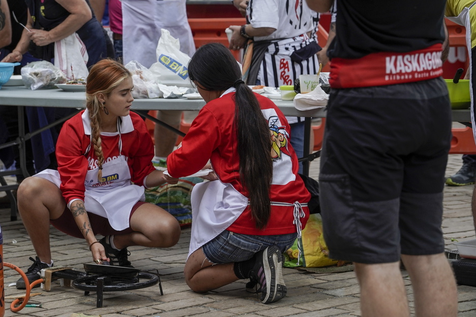 Comparseras de Kaskagorri en plena faena.