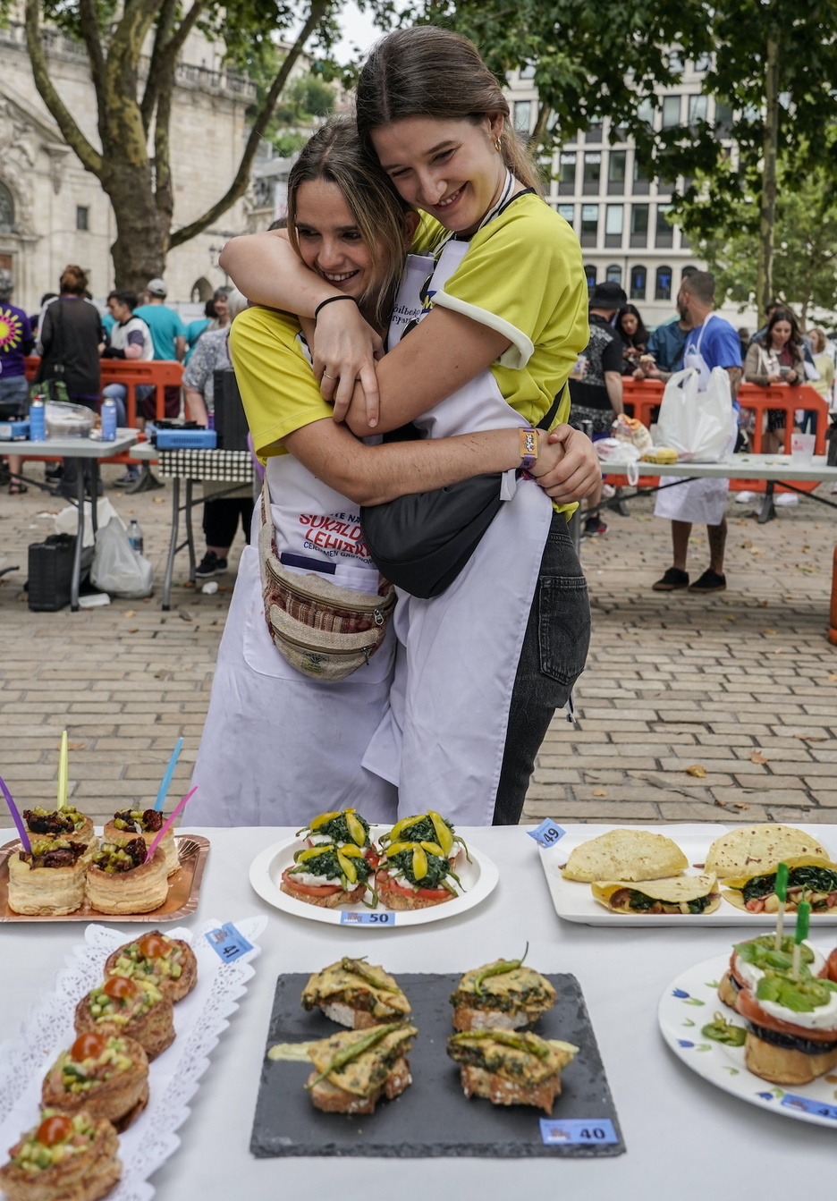 Dos comparseras de Satorrak se abrazan. Han obtenido el segundo puesto en el concurso de pintxos.