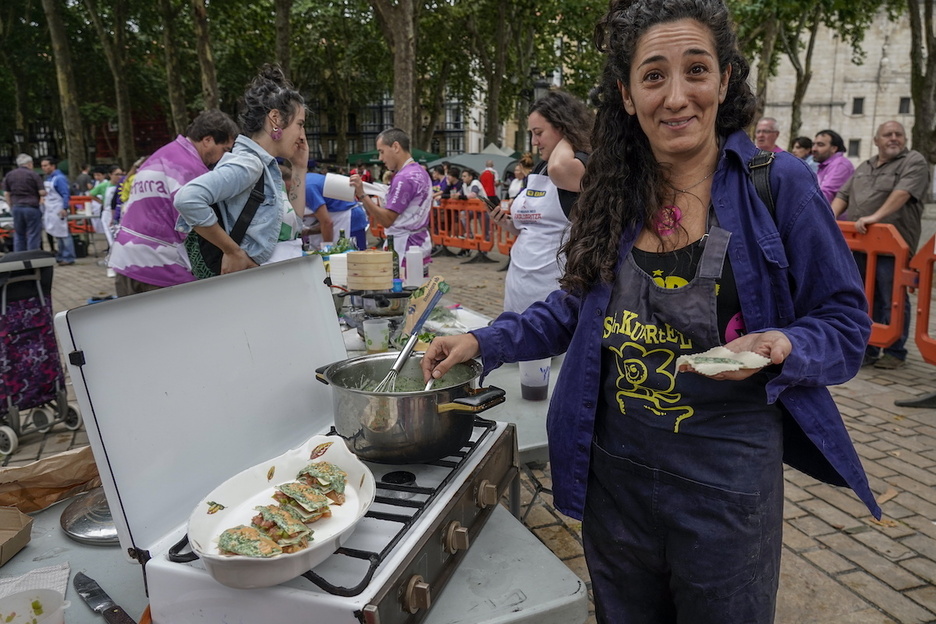 Preparando los pintxos a concurso en Sinkuartel.