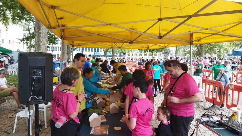Niños y niñas han hecho sus pinitos en el Gastrotxiki.