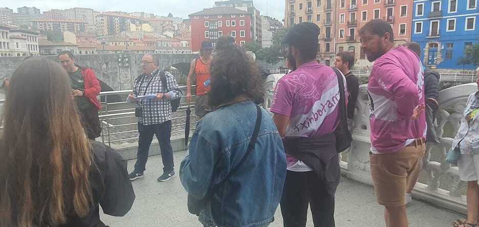 Karmelo Landa en el recorrido histórico sobre las inundaciones de 1983.