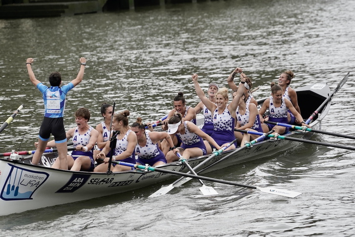 Arraun Lagunak-eko arraunlariak, pozarren Bilbon.