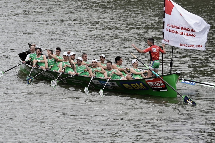 Hondarribiak denboraldiko lehen bandera irabazi du Bilboko uretan.