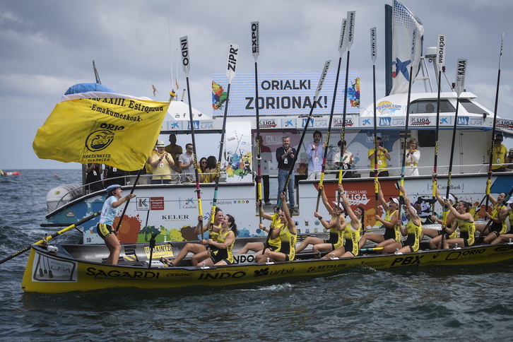 Nadeth Agirre Orioko patroia etxeko bandera astintzen.