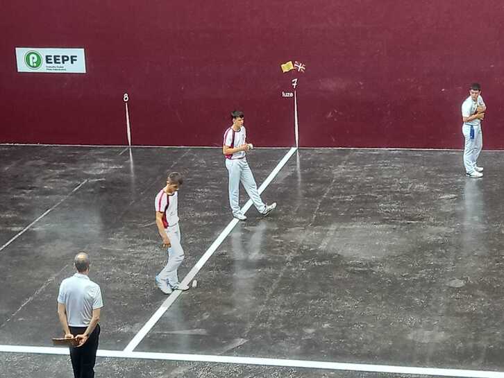 Markinako Alvarez jubenila sake bat egin aurretik.