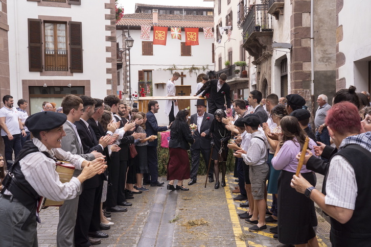 Baztandarren Biltzarreko karrozen desfilea izaten da eguneko momentu berezietako bat.
