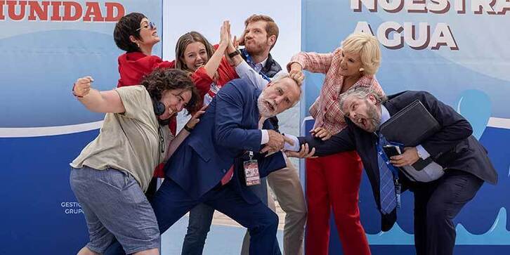 La directora Arantxa Echevarría junto a los protagonistas de ‘Políticamente incorrectos’.