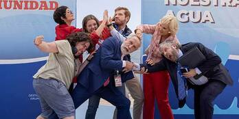 La directora Arantxa Echevarría junto a los protagonistas de 'Políticamente incorrectos'.