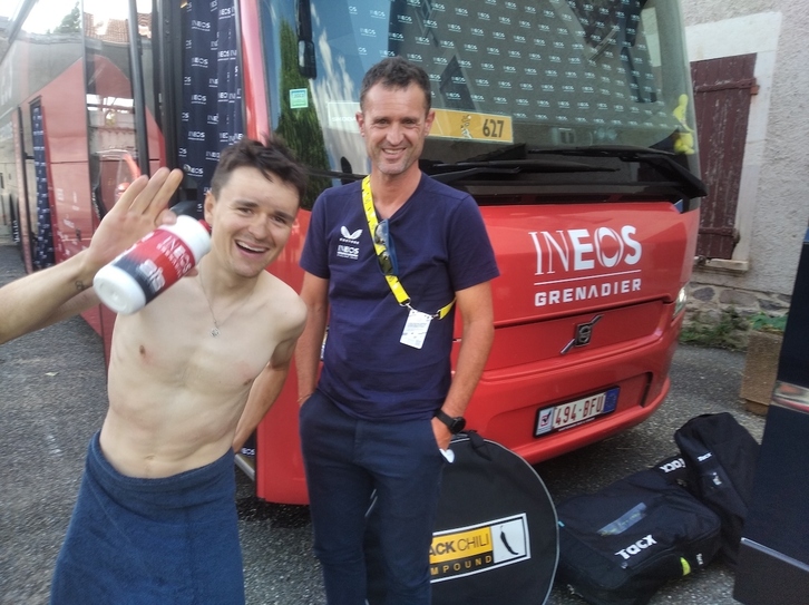 Tom Pidcock bromea con el enviado especial de NAIZ cuando quería sacar una fotografía a Xabier Artetxe.