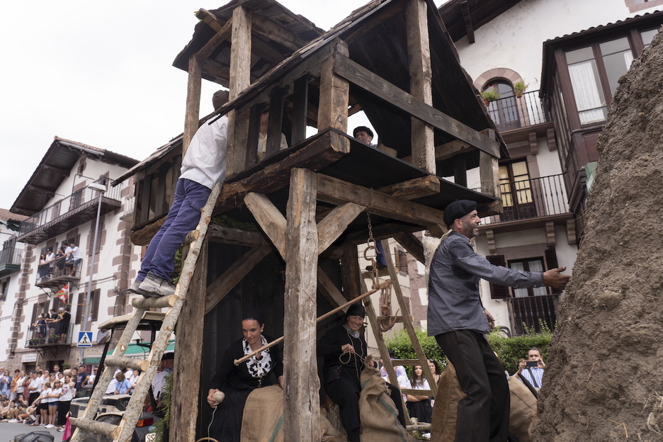Lan handia egiten dute baztandarrek karrozak prestatzeko.