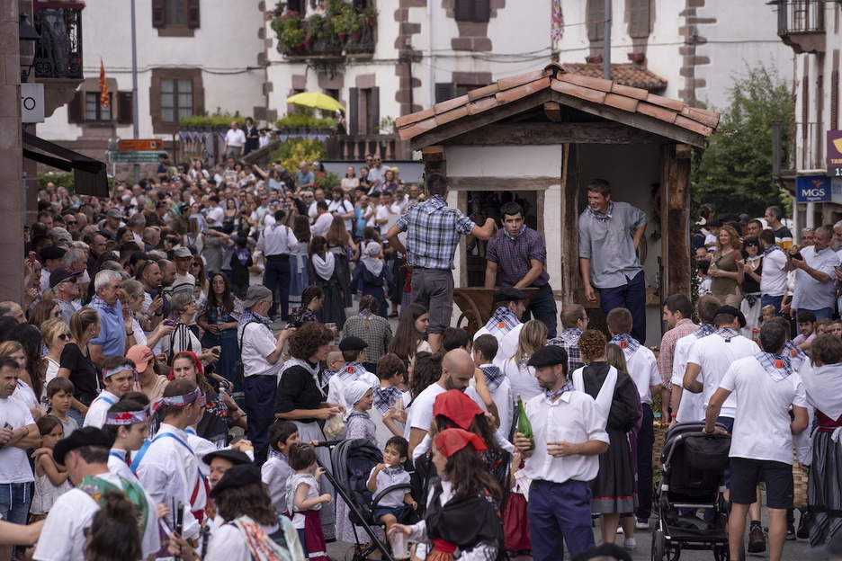 Jende ugari hurbildu da Elizondora karrozen desfilea ikustera.