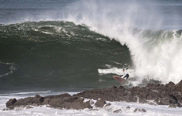 Leku batzuetan mareak biziak direnean soilik egin daiteke surf; adibidez, haitzetatik urrunago egoteko mareak oso behean egon behar duen lekuetan. Irudian, Deba.