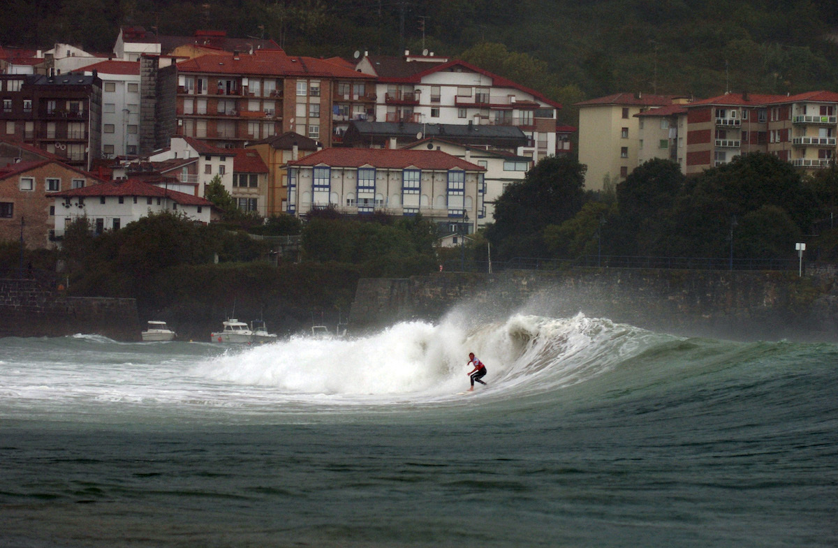 Mundakan marea biziak behar dira itsasbeherarekin olatuak behar bezala lehertzeko. (Luis JAUREGIALTZO/FOKU)