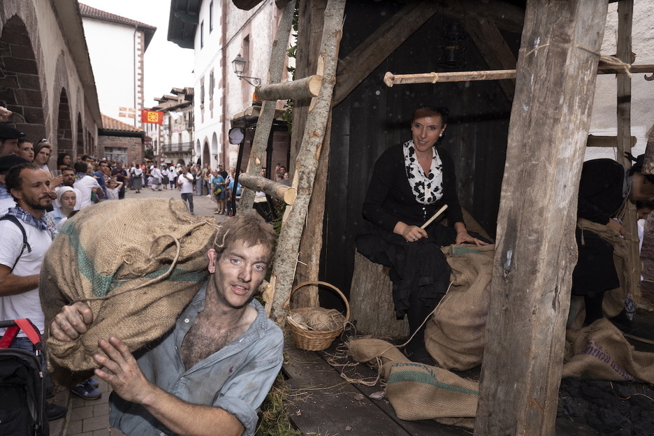 Ikatza zakuan darama gazte honek.