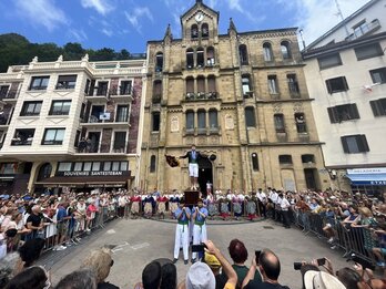 Danzas de Kresala, en el puerto donostiarra, en homenaje a los arrantzales jubilados.