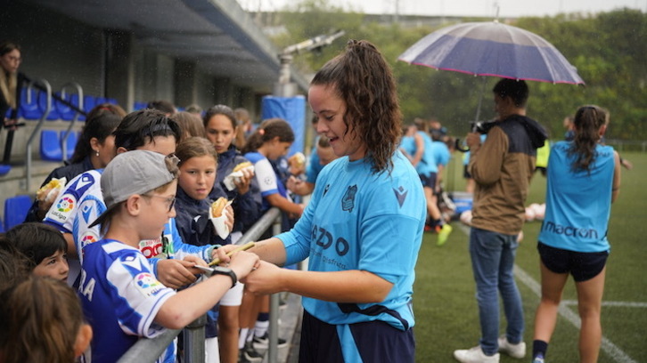 Eizagirre firma autógrafos en el arranque de la pasada pretemporada.