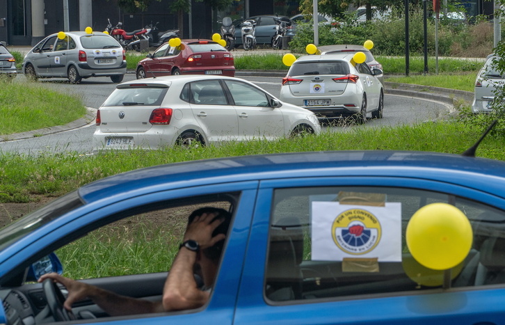 Anterior caravana lenta de ‘Ertzainas en Lucha’, por Donostia.