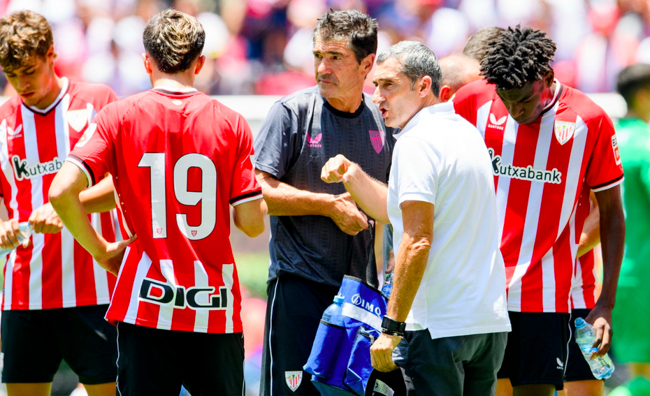 Valverde Junior Bita, Serrano eta Rinconekin hitz egiten. (@AthleticClub) Valverde Junior Bita, Serrano eta Rinconekin hitz egiten. (@AthleticClub)