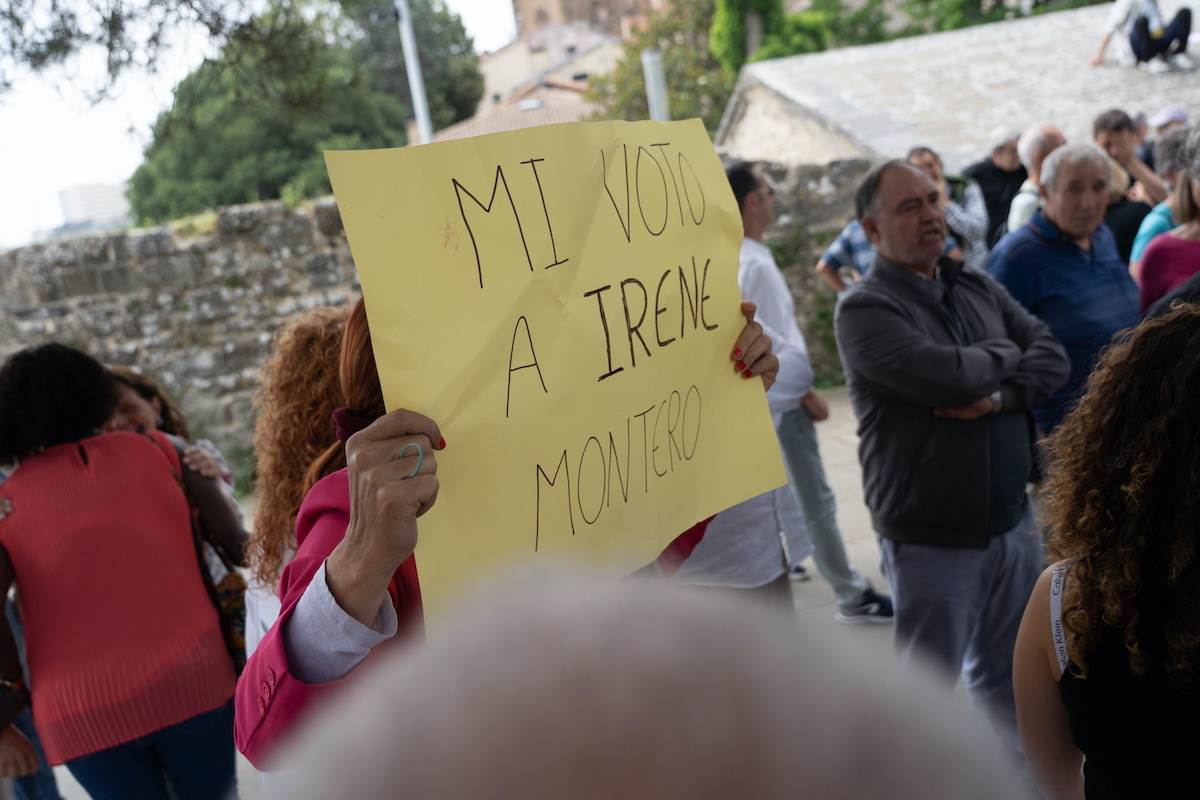 Una asistente ha mostrado este cartel. (Jagoba Manterola | Foku)