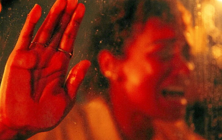 Sophie Wilde interpreta en “Háblame” a Mia, una joven que, tras perder a su madre, se adentra en el terreno del espiritismo.