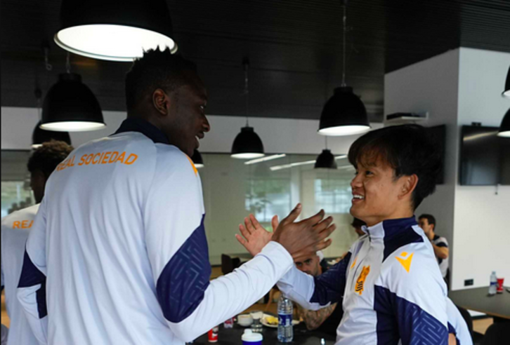 Kubo saluda a Sadiq antes del entrenamiento en Anoeta.