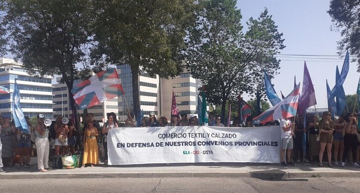 Concentración de ELA junto a los sindicatos CIG y OSTA.