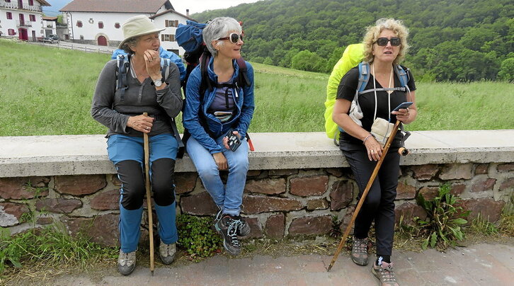 Erreportajea abiatzen duen orrian, Francisca eta bere lagunak, Biarnoko Paue hirikoak, Bizkarreta-Gerendiain herrian, Erroibarren. Sarri egiten dute Donejakue bidea, eta Gardeko Otal familian dute jatorria. Argazkiak: Andoni Urbistondo