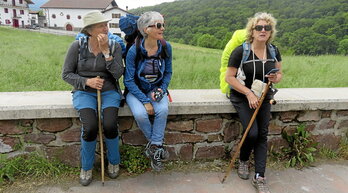 Erreportajea abiatzen duen orrian, Francisca eta bere lagunak, Biarnoko Paue hirikoak, Bizkarreta-Gerendiain herrian, Erroibarren.