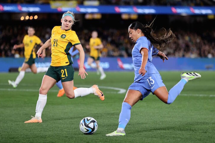 Bacha centra ante su compañera en el Olympique Carpenter durante el amistoso que enfrentó el viernes a Francia y Australia.
