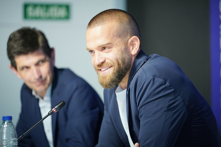 Victor Laguardiak futbolari ibilbidea amaitutzat eman du 33 urterekin.