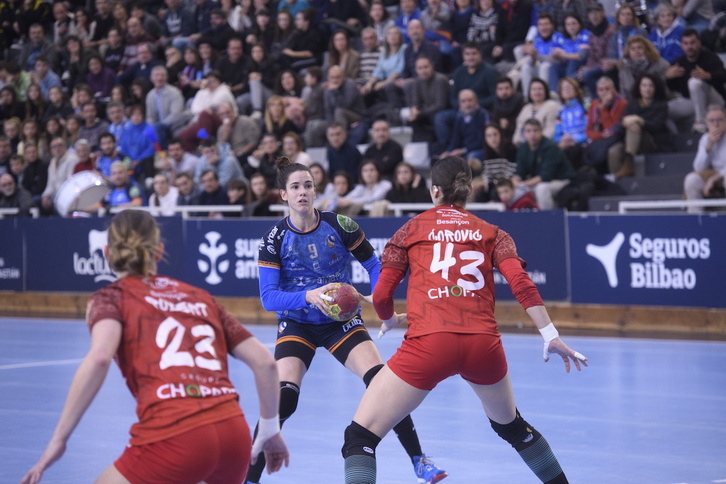 Emma Boada en el duelo frente al Besançon, en la eliminatoria de la EHF European League. 