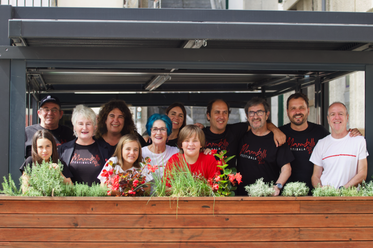 Aitzol Aramaioren senitartekoak, lagunak eta Ondarroako alkate Urtza Alkorta.