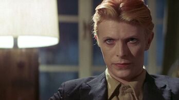David Bowie debutó como actor con la adaptación de 'El hombre que cayó en la Tierra'.