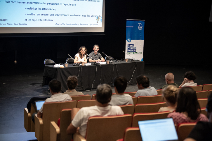 Fabienne Pinosek (UPPA) eta Xabi Larraldek (Bihar) Eusko Barterraren bidegarritasunari buruzko ikerketaren emaitzak aurkeztu dituzte.