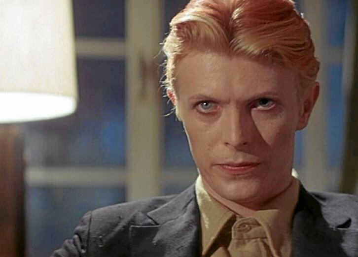 David Bowie encarnó al extraterrestre de «El hombre que cayó a la Tierra».
