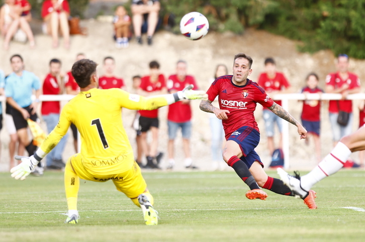 Junto a Rubén García, Peña ha estado muy activo por el costado derecho.