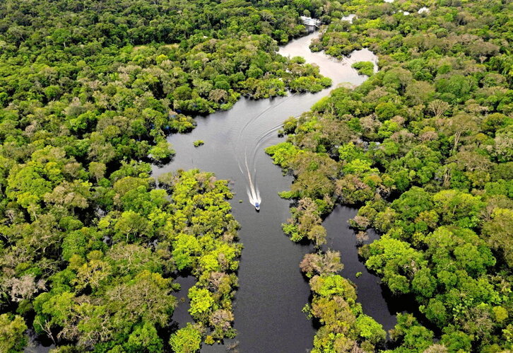 Una lancha surca el Yuruá, uno de los mayores afluentes del río Amazonas.