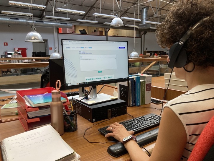 Erabiltzaile bat Elhuyarren TTS sistema erabiltzen.