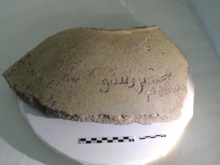 Irudian, aurreko kanpaina batean topatutako zeramikazko tina zati bat.