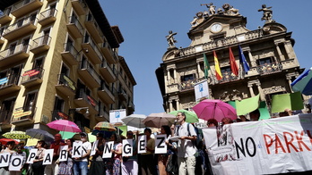 Concentración contra la tala de árboles por la construcción de un parking en la plaza de la Cruz de Iruñea.