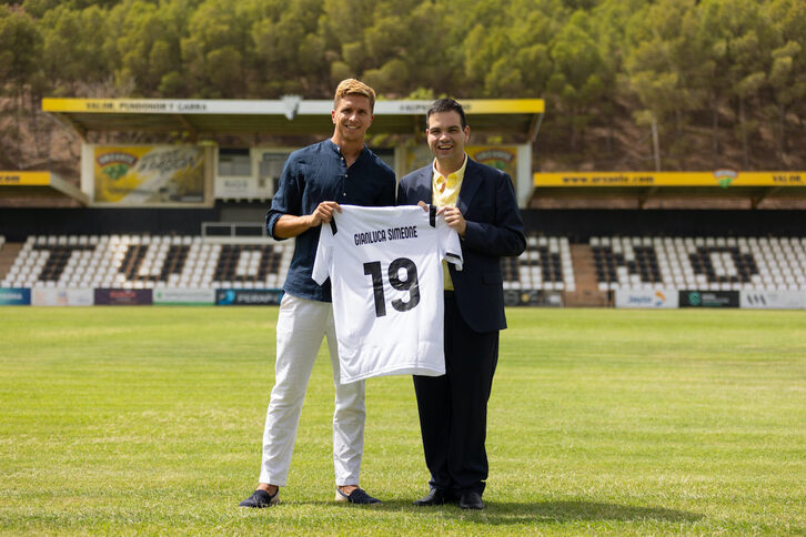 Simeone, con el presidente del Tudelano y su nueva camiseta.