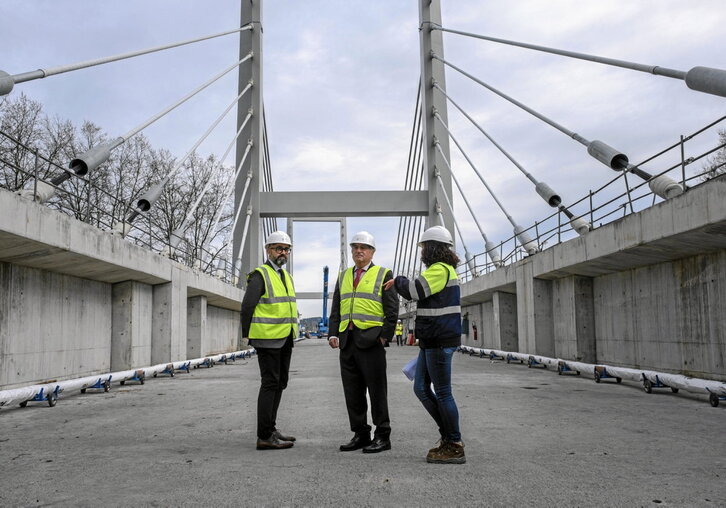 En la pagina anterior, imagen de las obras del TAV a su paso por Hernani. Arriba, Iñigo Urkullu, en la presentación del lobby cantábrico.