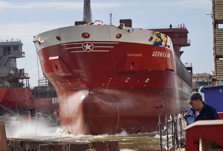 Botadura del ‘Gernika NM’ en las instalaciones que Astilleros Murueta tiene en Erandio. 